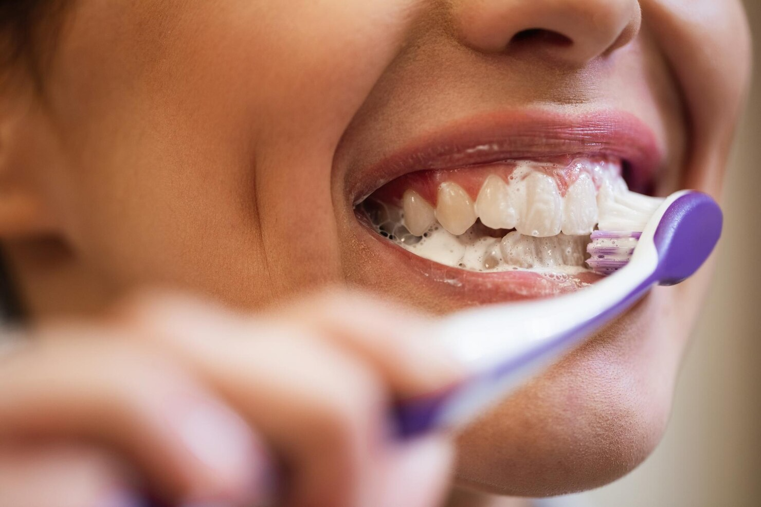 Escovação dos dentes para prevenir mau hálito